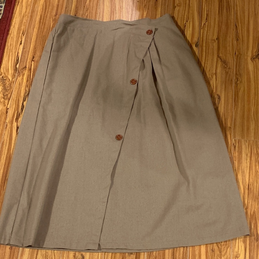 Elegant Tan Skirt Size Large